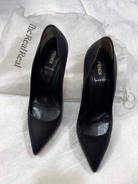 Fendi Black Leather Pointed-Toe Pumps size 8 us